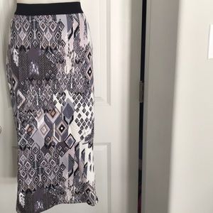 Like new diamond print stretchy long pencil skirt